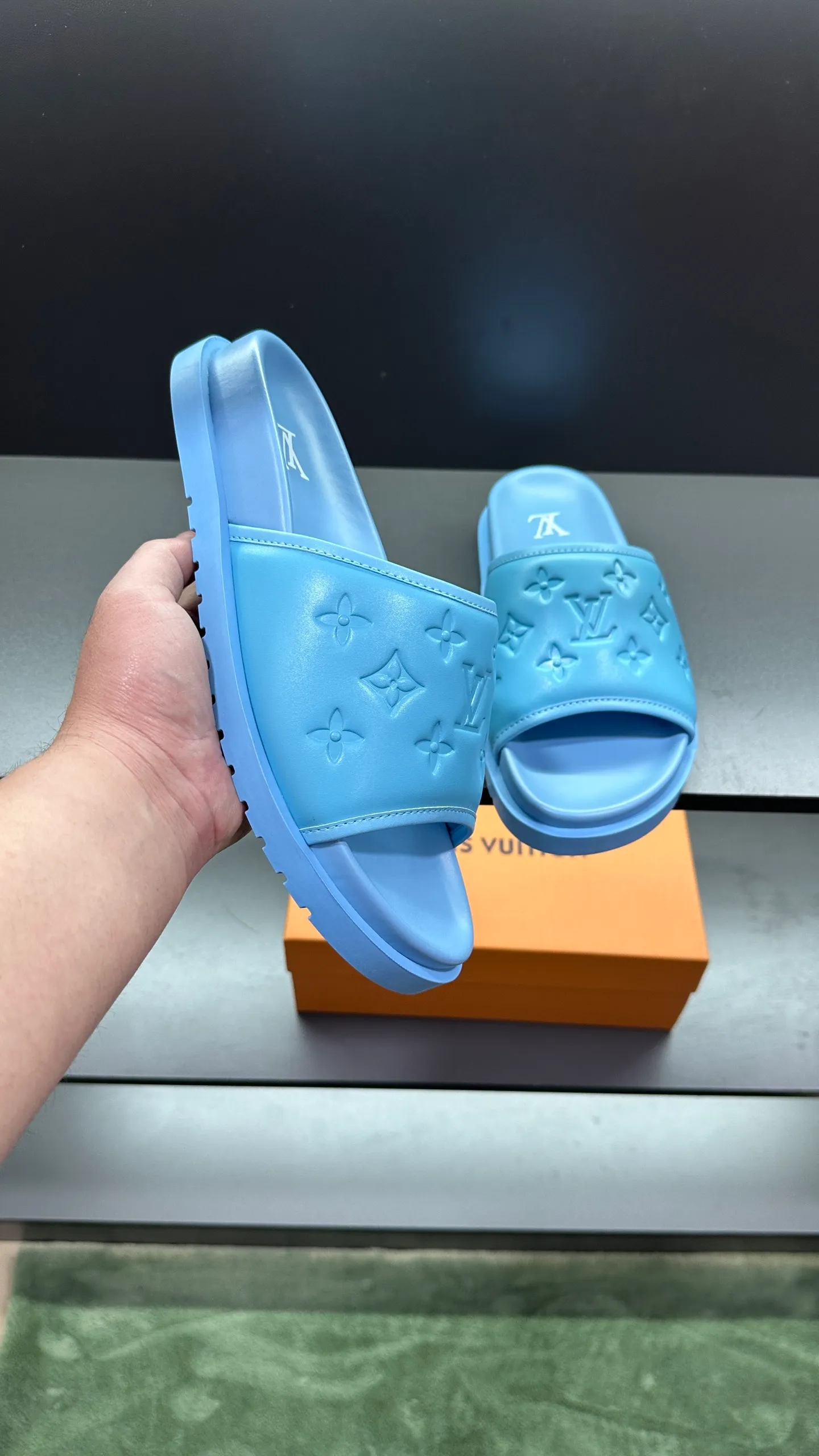 [L Home] P: 300💰Size: 38-45 Top purchasing lv men's summer slippers, classic presbyopia with soft real leather lining, unique color splicing effect, distinctive personality, fashionable and trendy essential style, light and comfortable. Lightweight and tough rubber insole, micro ridged foam outsole, super comfortable!